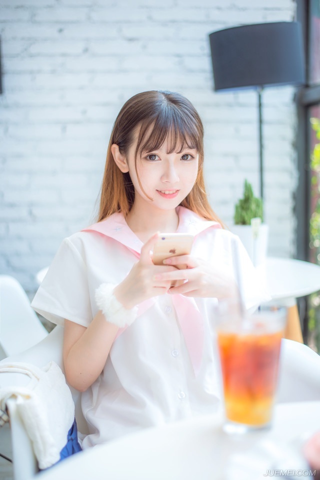 一个人至少拥有一个梦想，有一个理由去坚强。心若没有栖息的地方，到哪里都是在流浪。——三毛